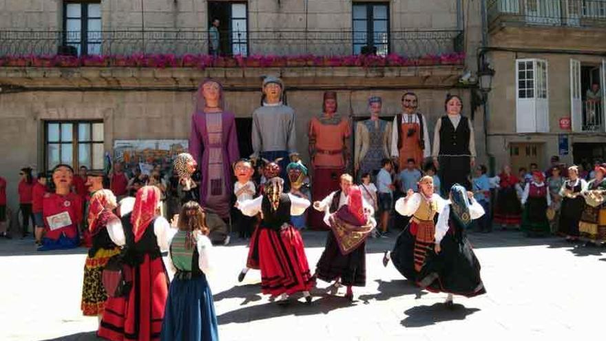 Los gigantes y cabezudos de Puebla lucen su talle en las fiestas de san Benito, en Allariz