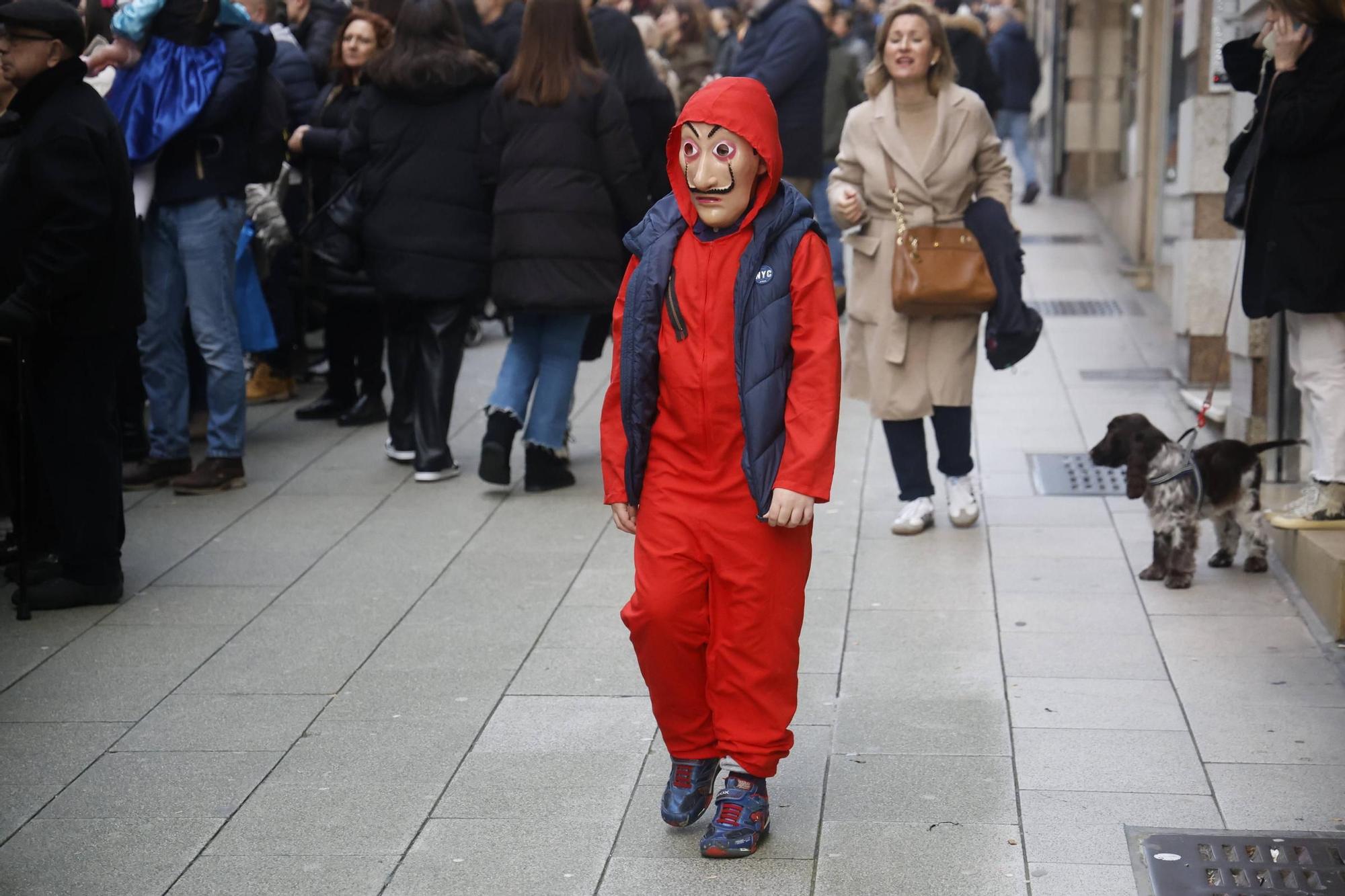 Santiago disfruta del tradicional desfile de Martes de Entroido