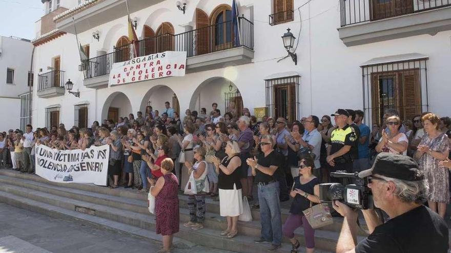 Concentración silenciosa de repulsa al asesinato en el ayuntamiento granadino de Las Gabias.