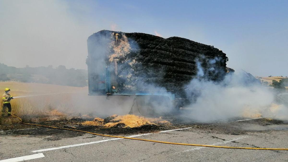 El camió amb les bales de palla cremades