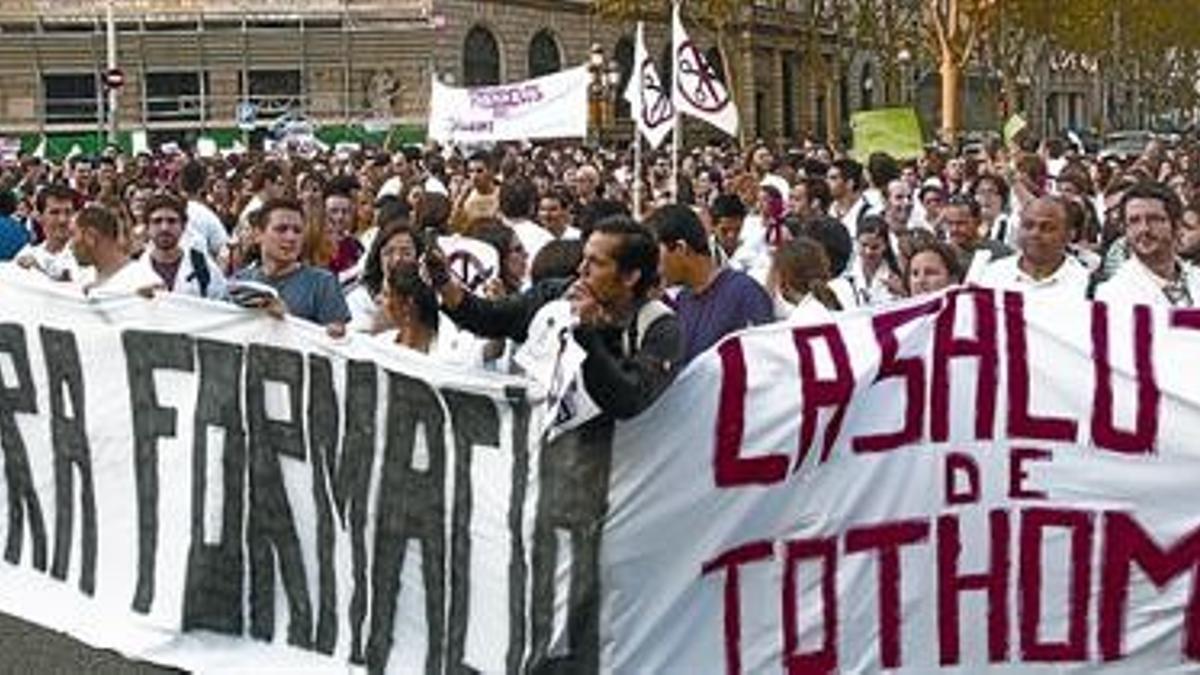 Centenares de personas del sector sanitario se manifestaron ayer frente a la Conselleria de Salut y después marcharon hasta la plaza de Sant Jaume.