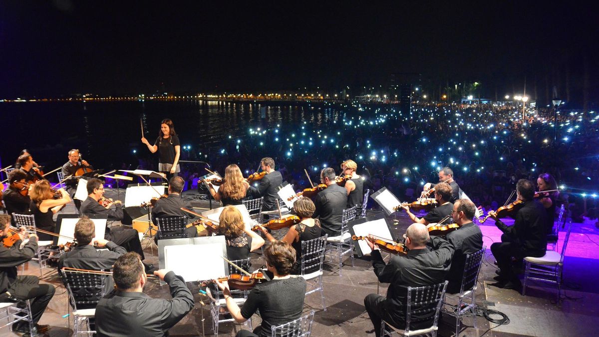 Imagen de archivo de una de las actuaciones de la Orquesta Sinfónica de la Región de Murcia a la orilla del Mar Menor
