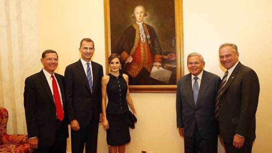 Los Reyes de España ante el retrato de Gálvez con los senadores Barroso, Menéndez y Kaine, en la última visita a EEUU.