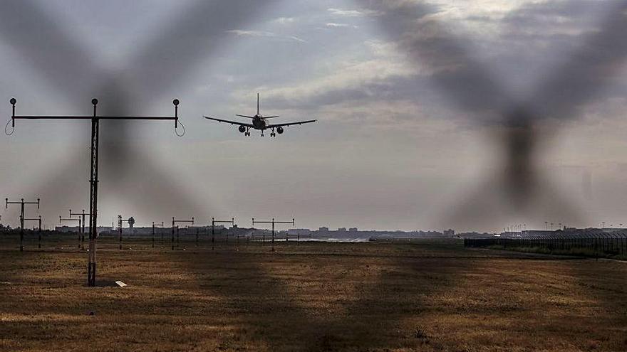 Un avión se aproxima al aeropuerto de Palma para aterrizar. Cort exige cambios en las maniobras de descenso.