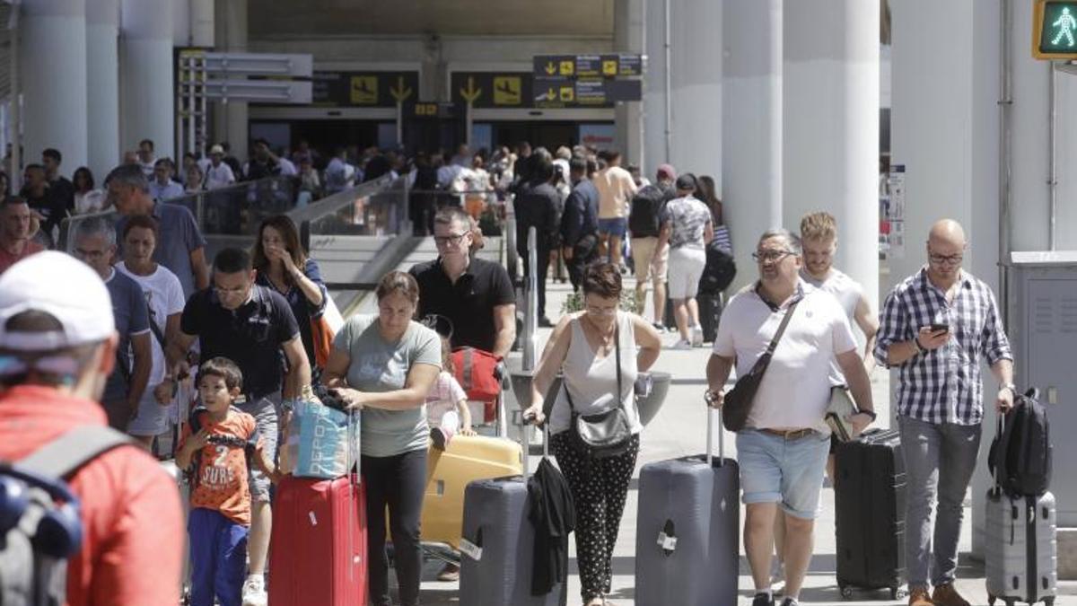 Pasajeros en la terminal de Palma este verano, en la que se están batiendo récords. | ENRIQUE CALVO