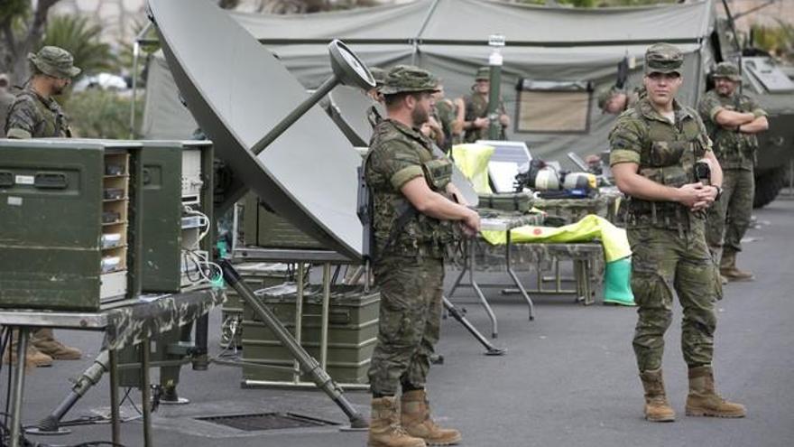 Encuentro con el general jefe de la Brigada &#039;Canarias&#039; XVI