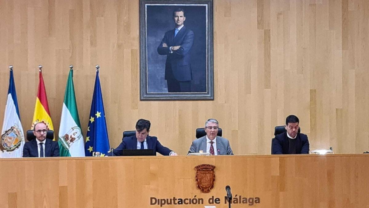 La Diputación saca adelante su presupuesto de 516 millones con los votos en contra del PSOE, Vox y Con Málaga