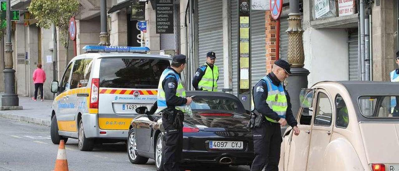 La Policía Local, en un control en la Rúa do Progreso, a la altura de Concepción Arenal. // Iñaki Osorio