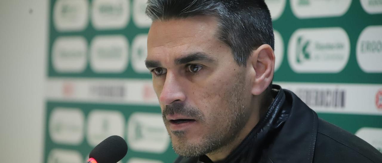 El director deportivo del Córdoba CF, Juanito, durante la rueda de prensa de este miércoles en El Arcángel.