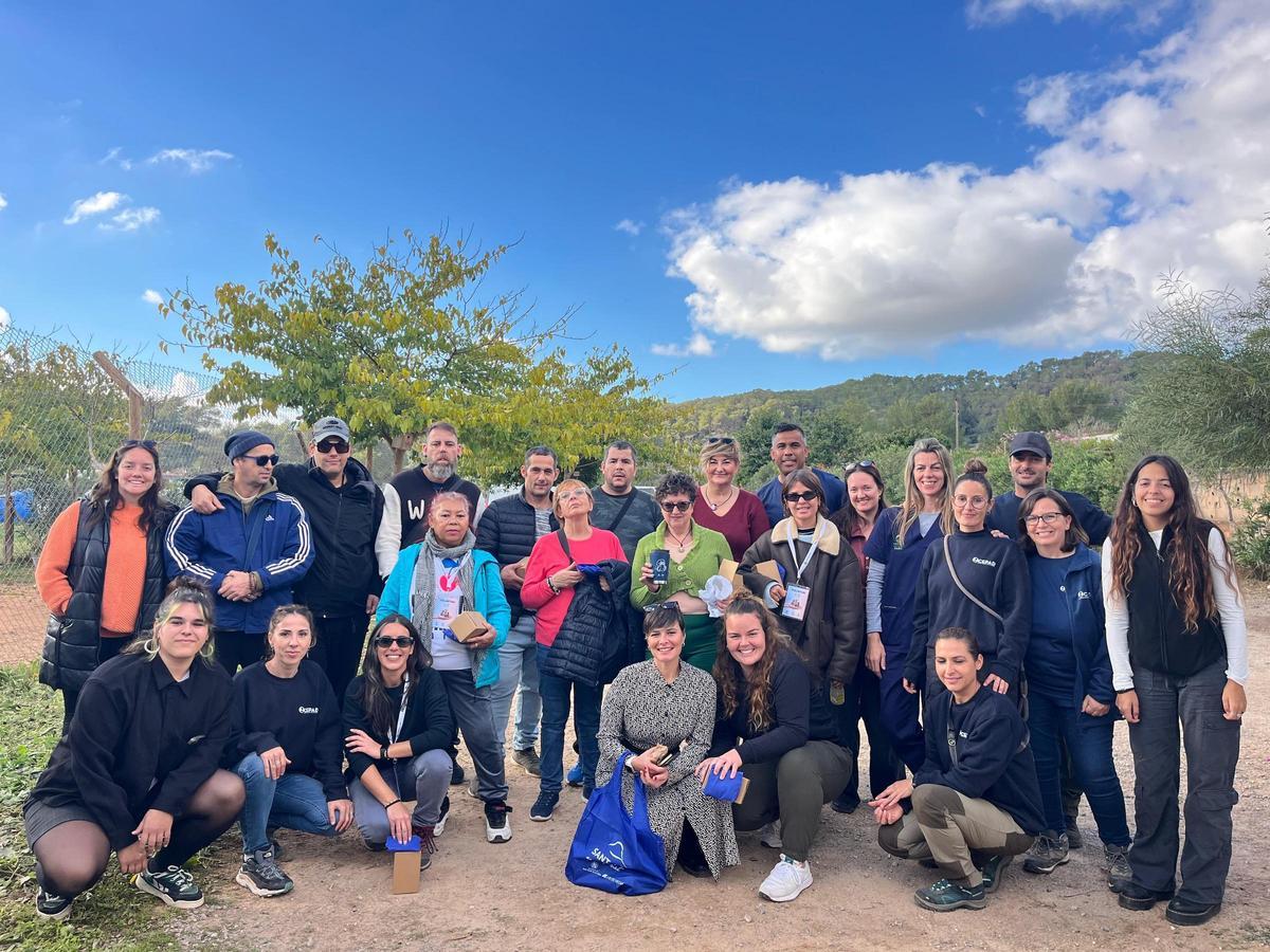 Foto de grupo con voluntarios, trabajadores, representantes de entidades sociales en Ibiza y la concejala de Protección Animal.