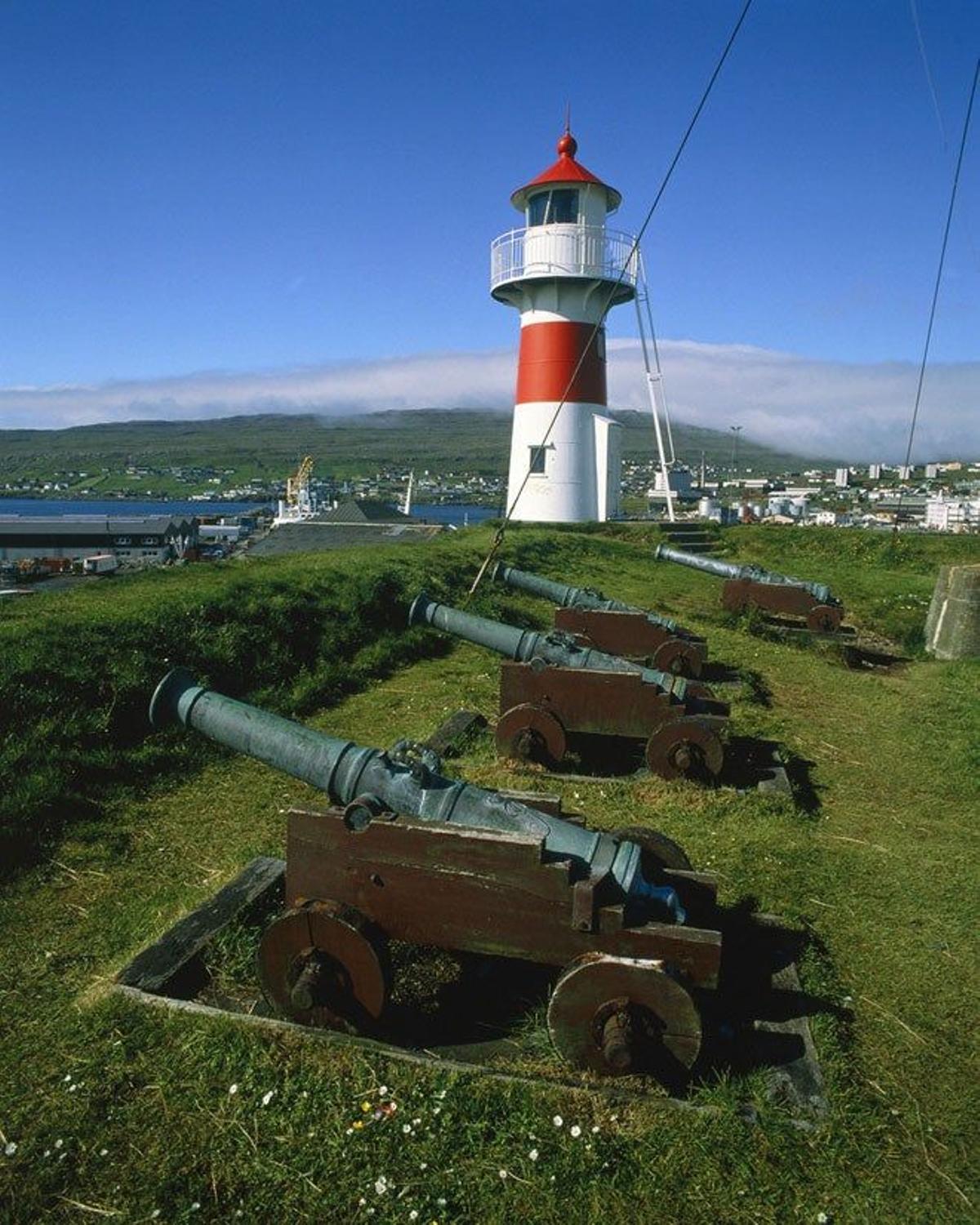 Faro y cañones defensivos en Torshavn.