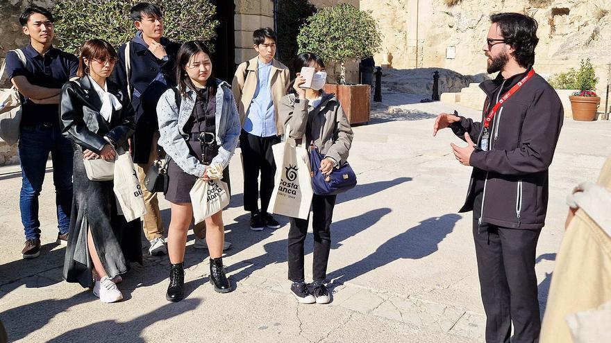 El Patronato de Turismo promociona la Costa Blanca entre estudiantes japoneses