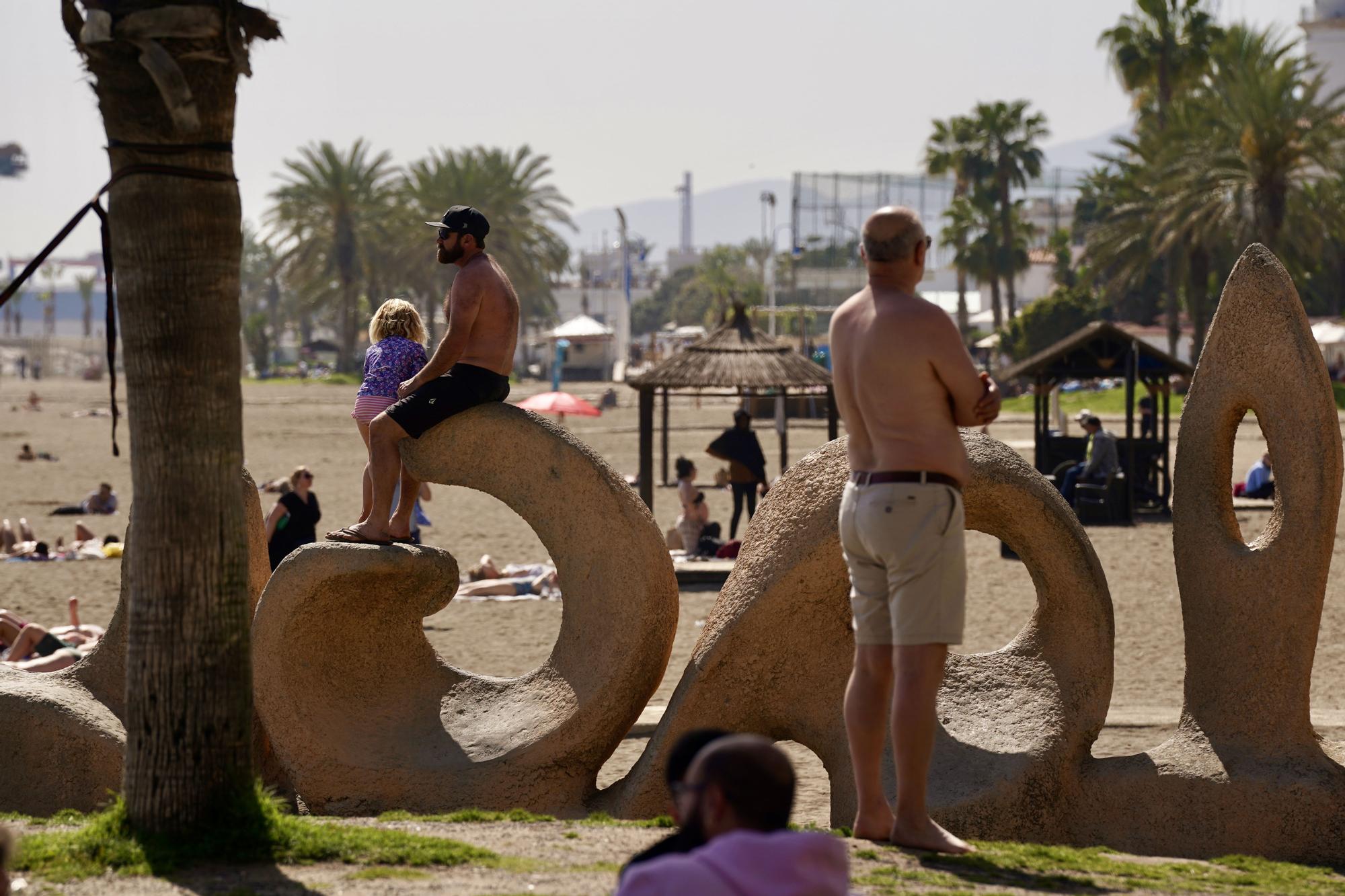 Malagueños y turistas toman el sol en la playa de la Malagueta, el 14 de marzo.