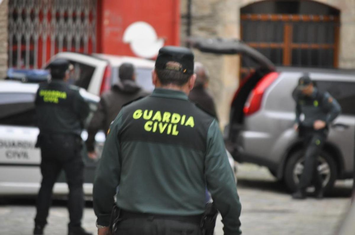 Los investigadores buscaron una chaqueta roja y unas muletas en la vivienda de Llosoiro