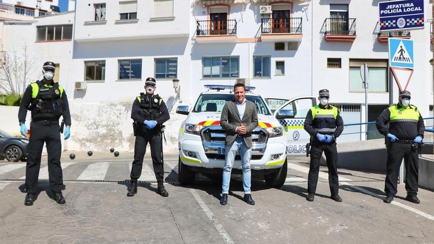 El alcalde de Torrox, Óscar Medina, con efectivos de la Policía Local.