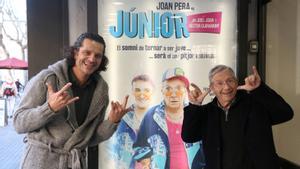 Joel Joan (izquierda) y Joan Pera junto al cartel de ’Júnior’, en el Teatre Condal.