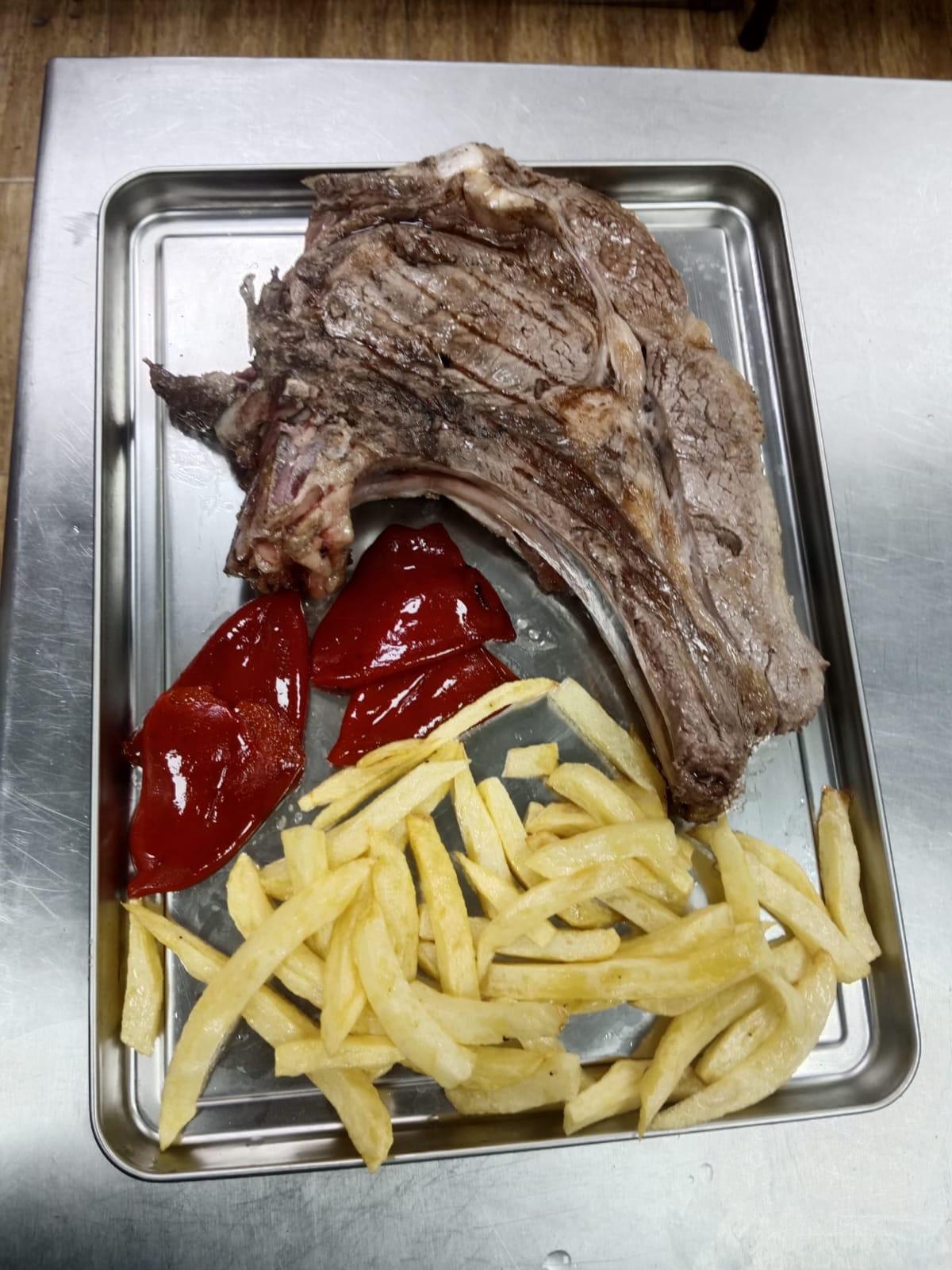 El chuletón a la brasa es uno de los manjares que ofrece Dar K Hablar.