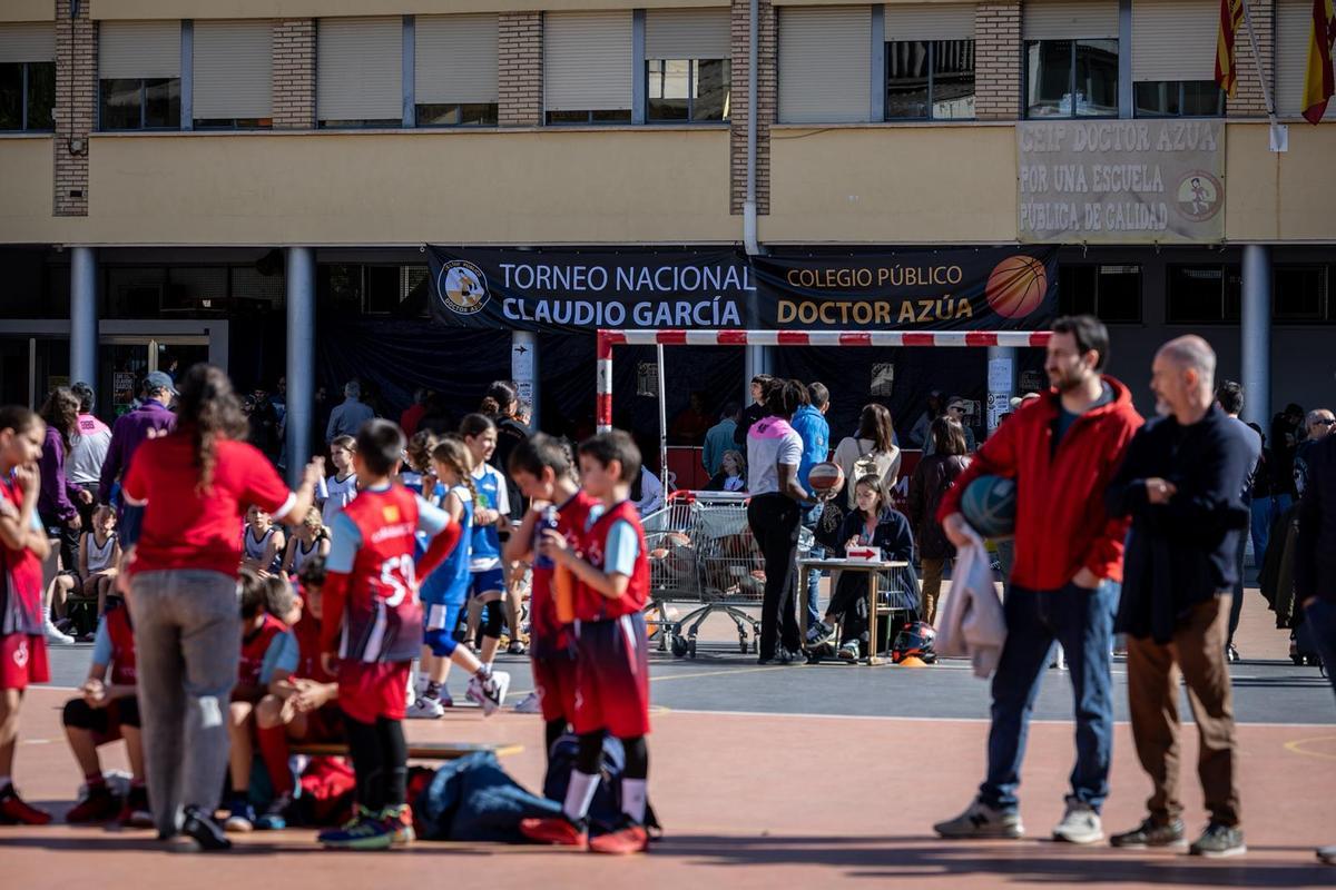 En imágenes | La emoción del baloncesto escolar se vive al máximo en el torneo del Colegio Doctor Azúa