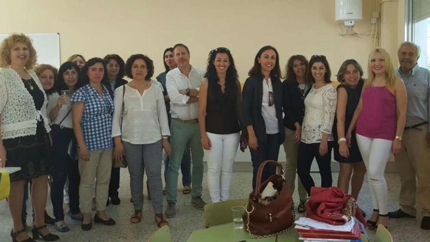 Miembros de las comunidades educativas del Virxe do Carme y Sequelo acompañaron a la alcaldesa a conocer el nuevo aula. // Santos Álvarez
