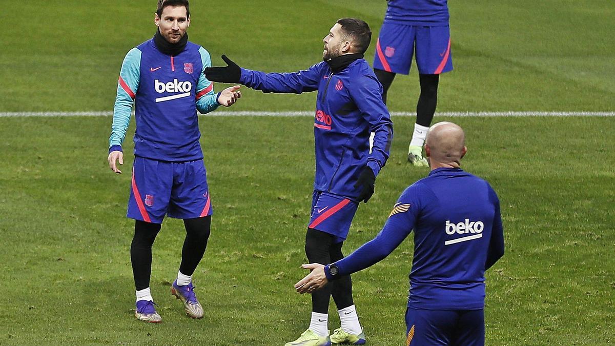 Messi, con Jordi Alba durante el entrenamiento de ayer. |  // EFE