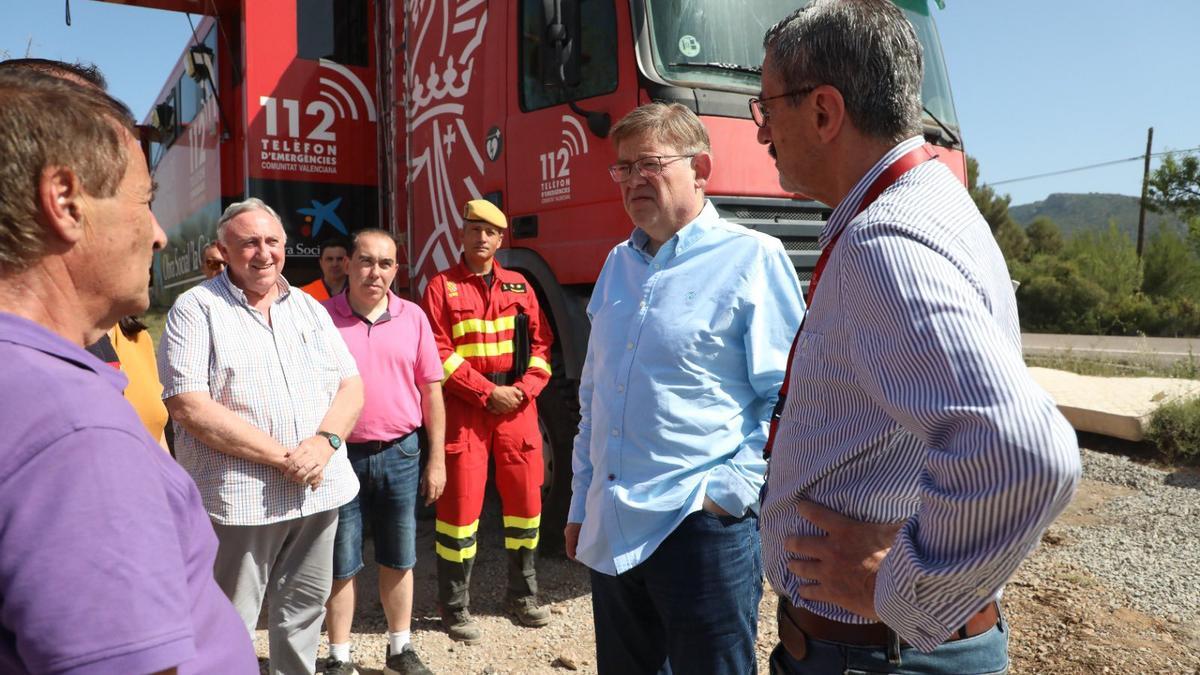 Puig, durante la visita al puesto de mando que coordina las labores de extinción del incendio de Caudiel