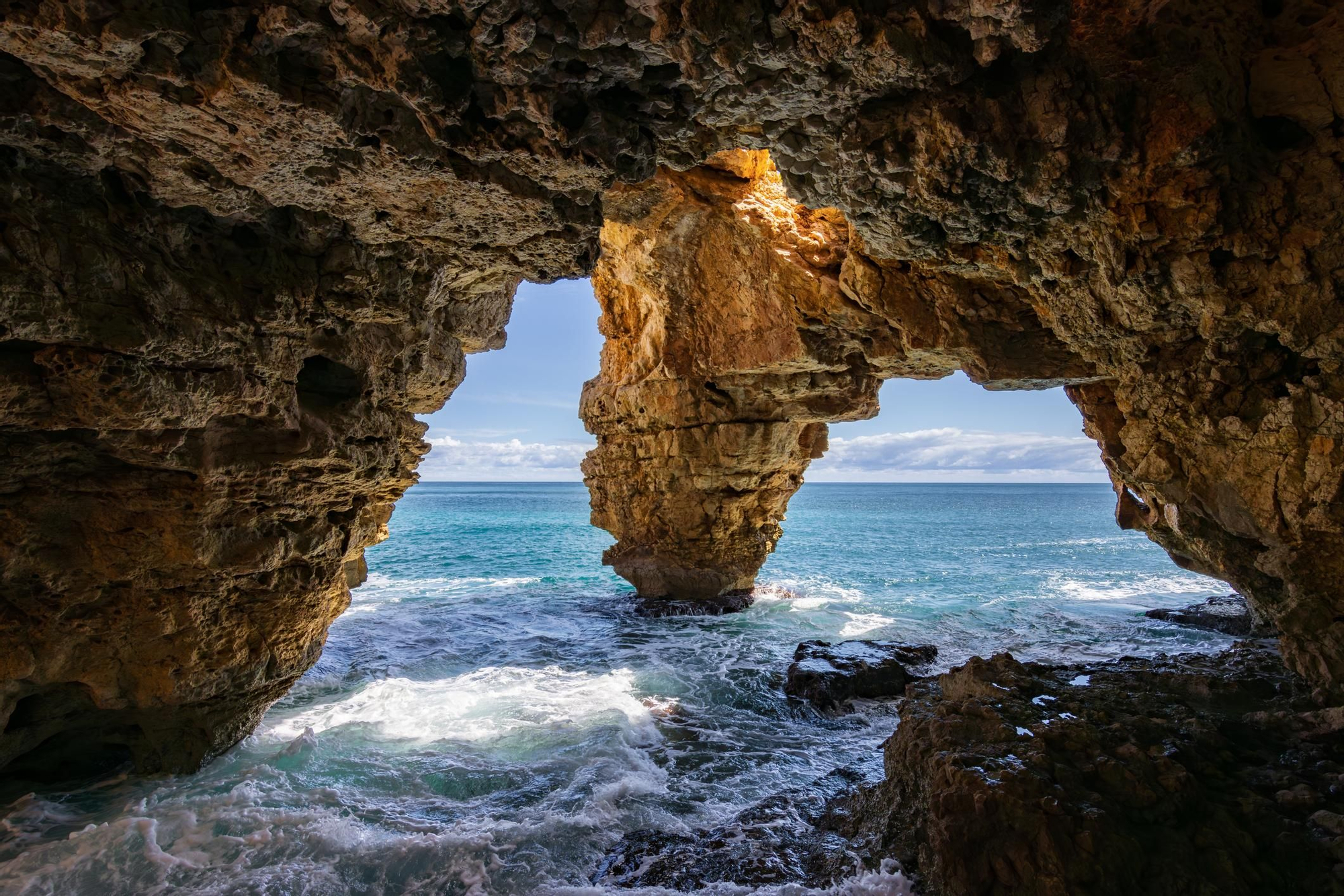 Gruta marina cerca de la playa de Moraig