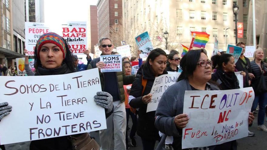 Marcha en Carolina del Norte contra las políticas de Trump.