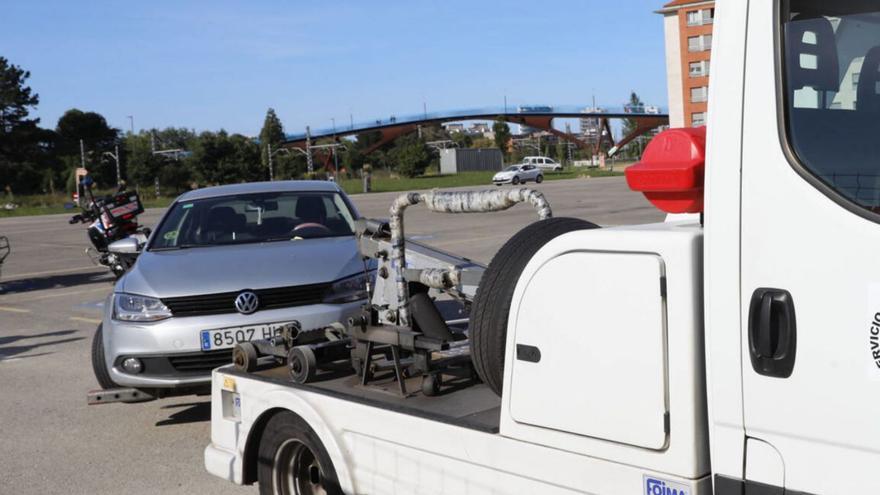 Un vehicle remolcat per la grua.. | MARCOS LLEÓ