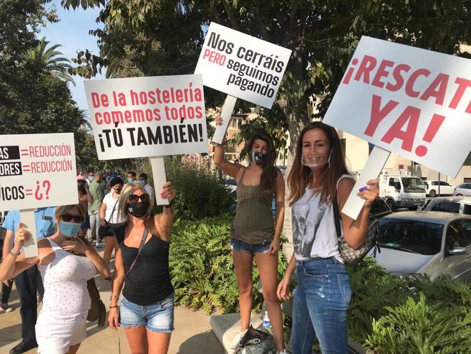 La hostelería llena las calles de Málaga para protestar por las restricciones