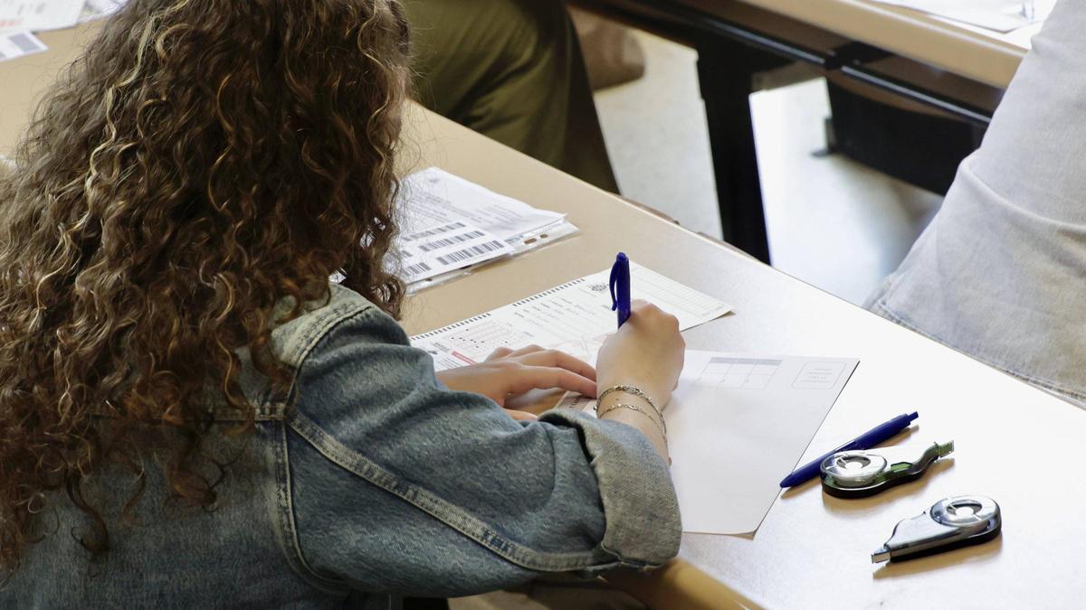 Una joven se enfrenta a un examen de la EBAU 2024 en Asturias.