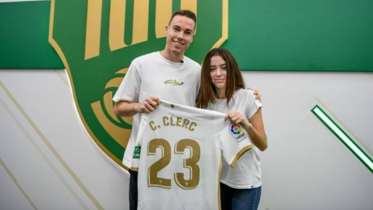 Clerc regala camiseta a la joven que se desplomó en la grada ante Real Madrid