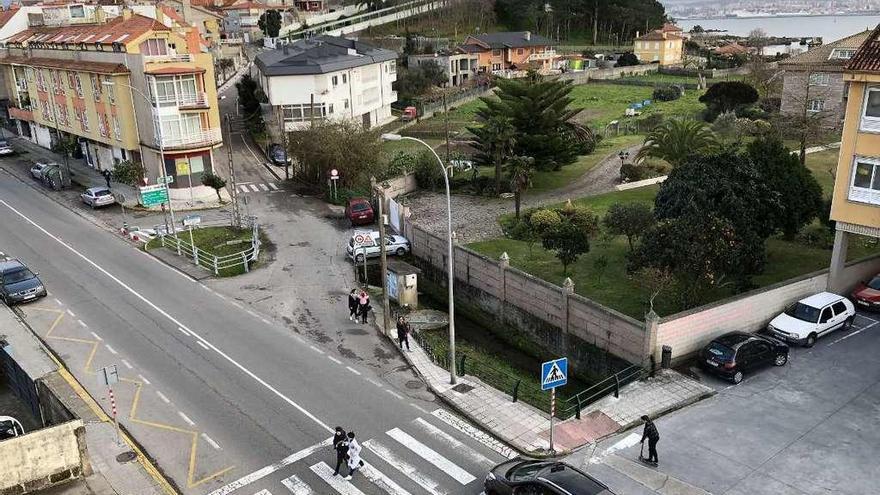 Paso de peatones de la Avenida de Ourense junto al cruce de acceso al colegio Casa de la Virgen. // G.N.