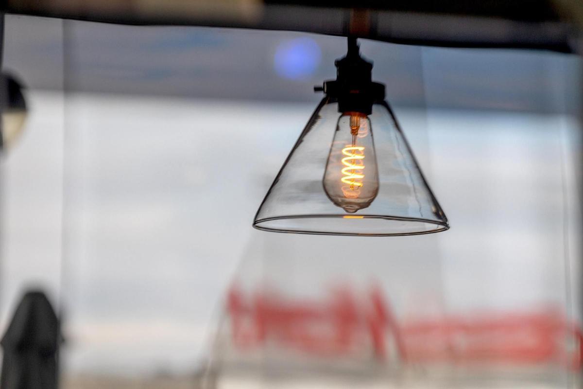 La llum puja un 21% i aquest dilluns torna a superar la barrera dels 200 euros