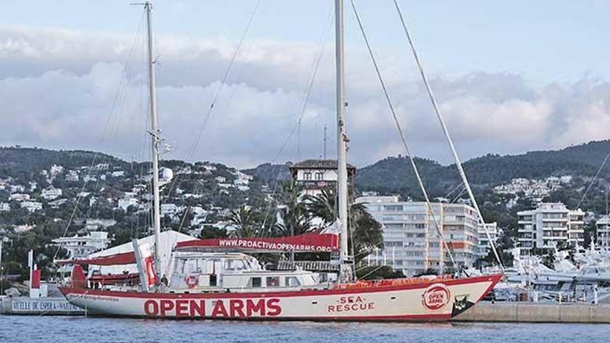 El barco &#039;Astral&#039; amarra en Puerto Portals