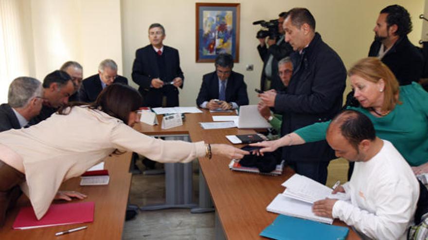 Representantes de los trabajadores y de la dirección de Limasa negocian durante el último conflicto laboral que se produjo en febrero.