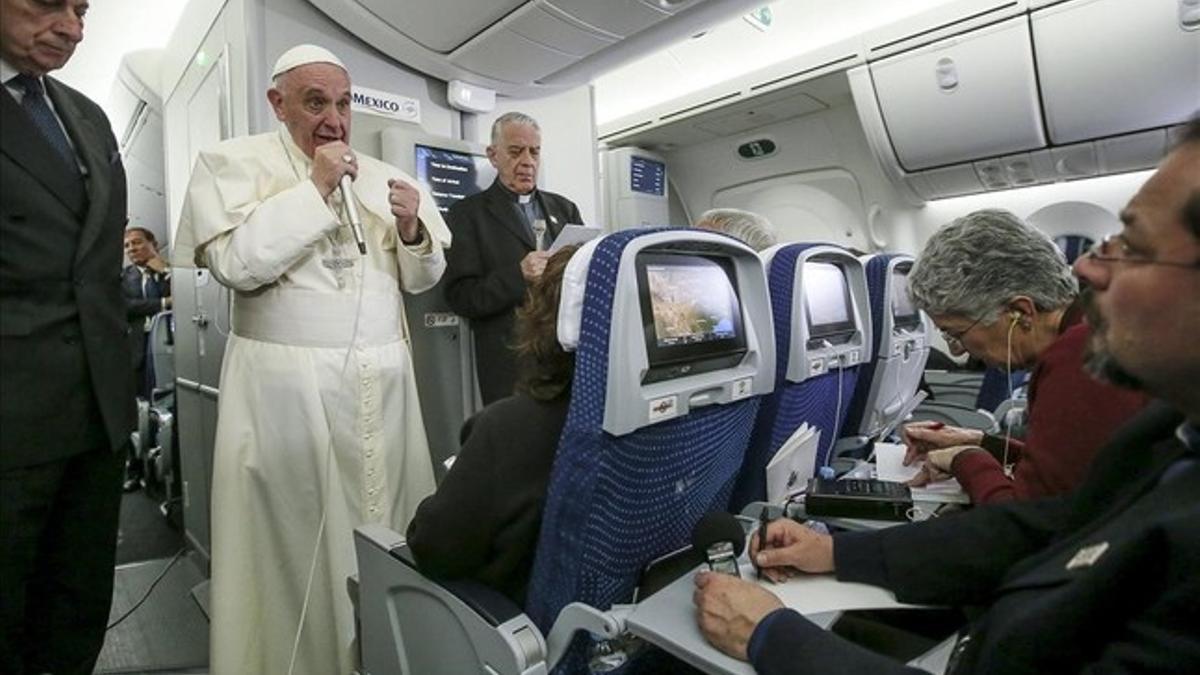 El Papa habla con los periodistas en el avió de regreso a Roma desde México.