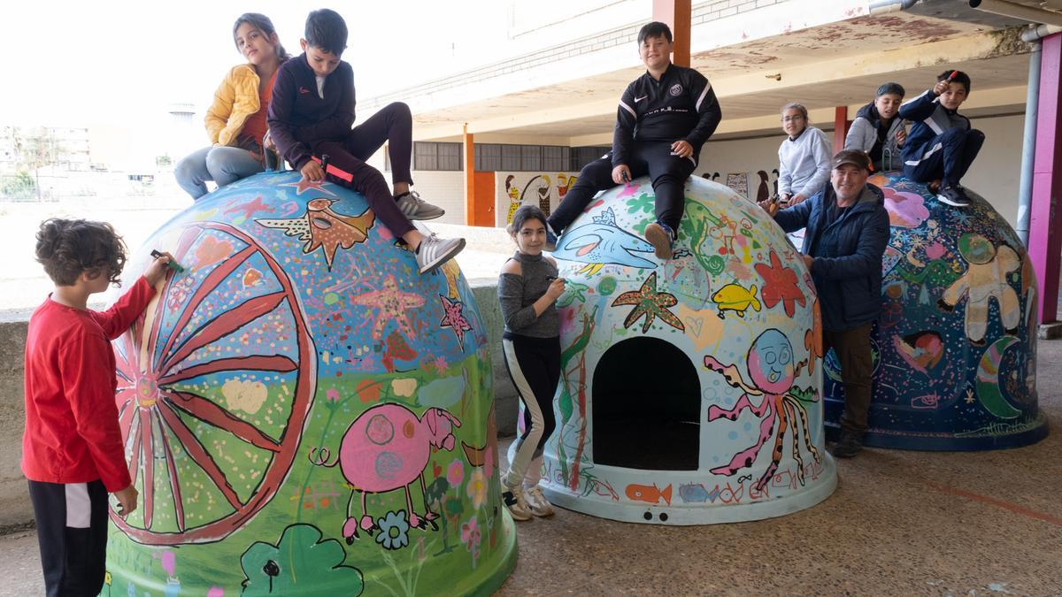 Gamero Gil con algunos de los alumnos que han decorado los tres contenedores reconvertidos en casetas.