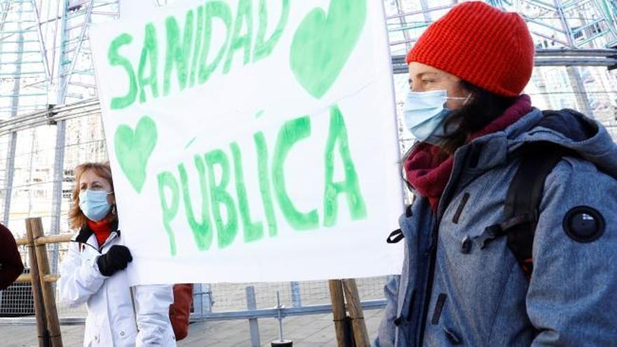 Sanitarios se concentran frente a la Puerta del Sol bajo el lema “Ayuso y los 40 ladrones”