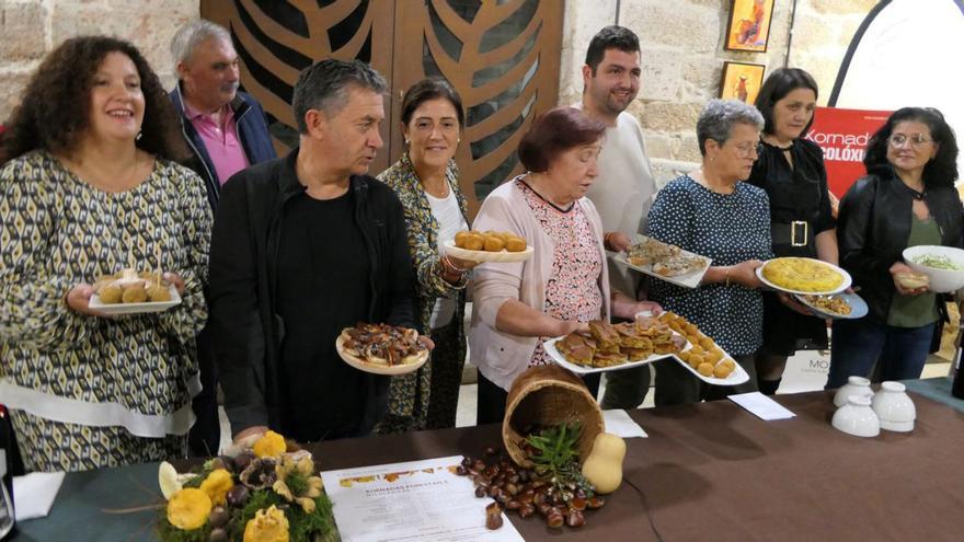 Laura Méndez, edil de Medio Ambiente, xunto a outros concelleiros da corporación municipal, membros da Comunidade de Montes Monte Salgueirón, da Fundación Pazo de Mos, da Asociación de Hostaleiros BARES Mos e hostaleiros participantes no acto de presentación das XIX Xornadas Micolóxicas e Forestais de Mos  | // DP