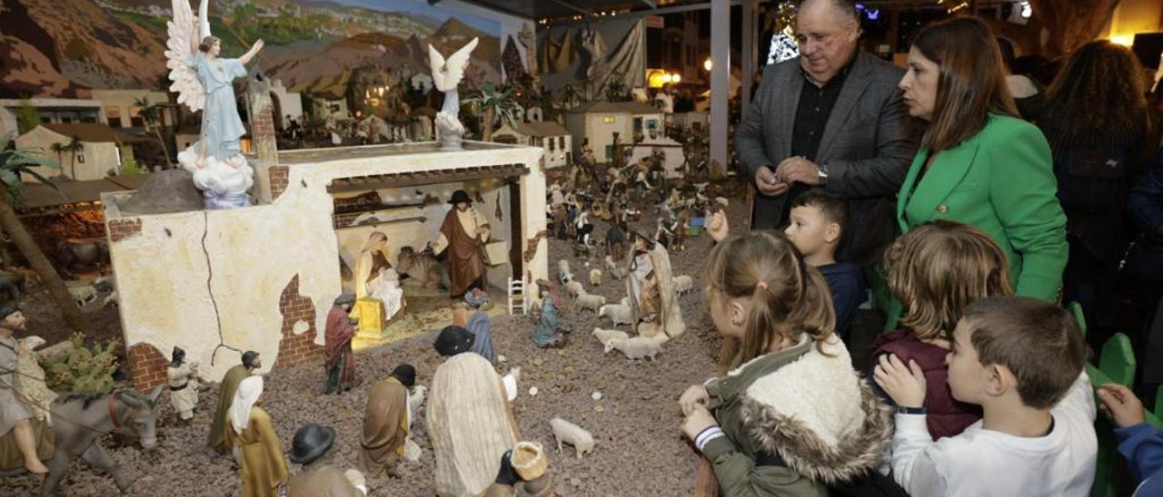 La alcaldesa de Telde, Carmen Hernández, visita el belén navideño de este año.