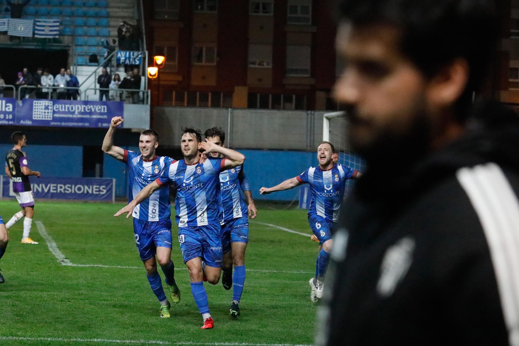 Las imágenes de la victoria (2-0) del Real Avilés antes más de 3.000 espectadores en el Suárez Puerta