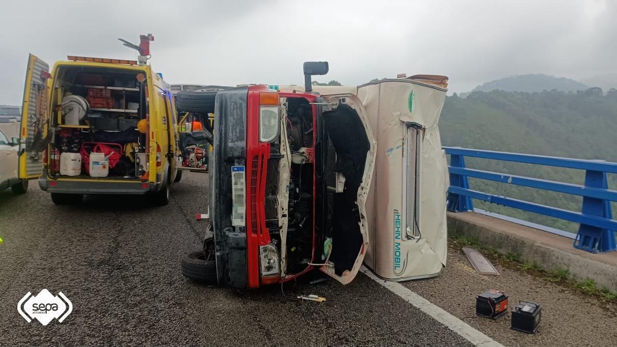 La autocaravana, volcada sobre la Autovía.