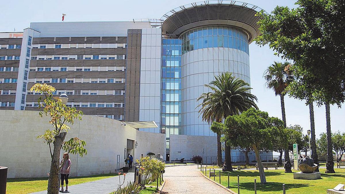Fachada del Hospital Universitario de Canarias, en Tenerife