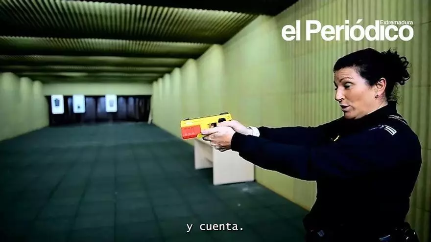Vídeo | Los policías locales de Plasencia ya disponen de dos pistolas táser