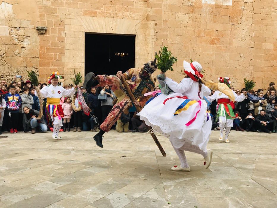 Los Cossiers de Algaida honran al patrón Sant Honorat