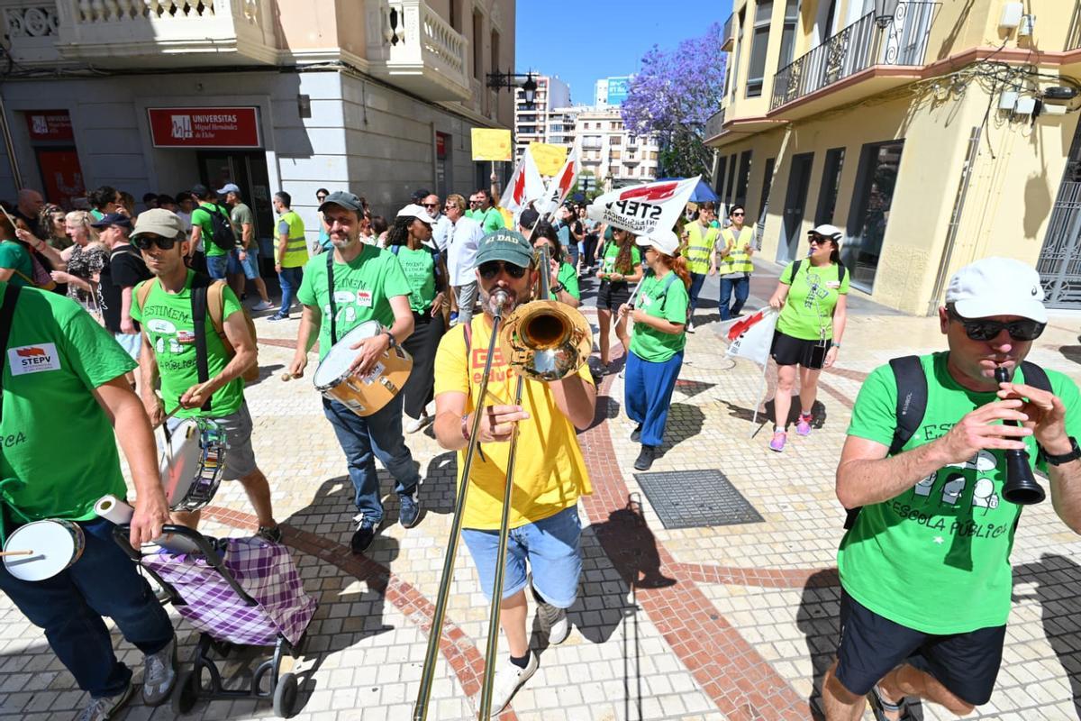 Los profesores se manifiestan en la Plaça de Baix de Elche por la educación pública