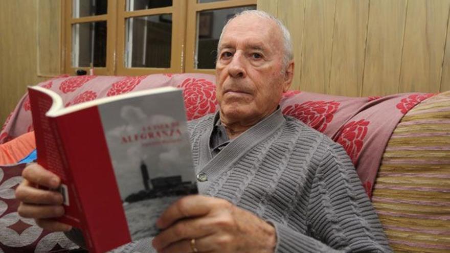 Agustin Pallarés Padilla, con un ejemplar de su libro Alegranza, islote del que fue farero.