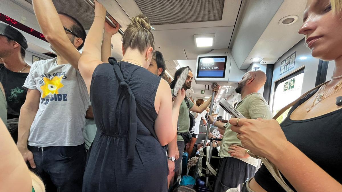 Un tren regional entre València y Vinaròs viaja abarrotado coincidiendo con el inicio del Rototom