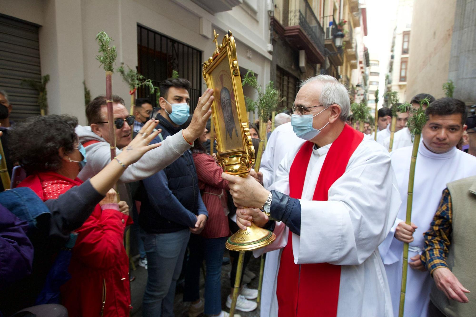 Miles de alicantinos acompañan a la Santa Faz en su peregrinación pese a la lluvia