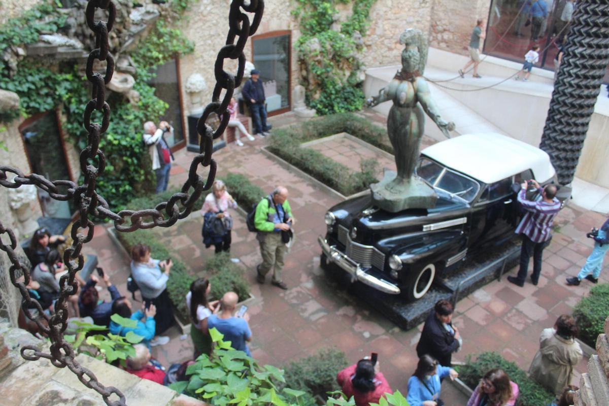 Visitants dins del teatre-Museu Dalí de Figueres